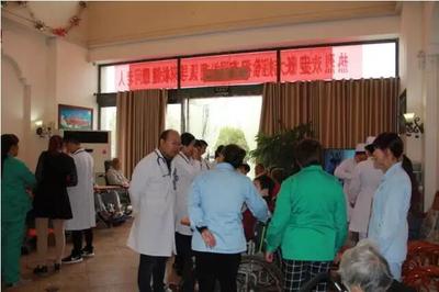 迎院慶，送溫暖 腎病風(fēng)濕科二病區(qū)走進(jìn)衛(wèi)輝“青松康復(fù)護(hù)理院”，為老人送健康！